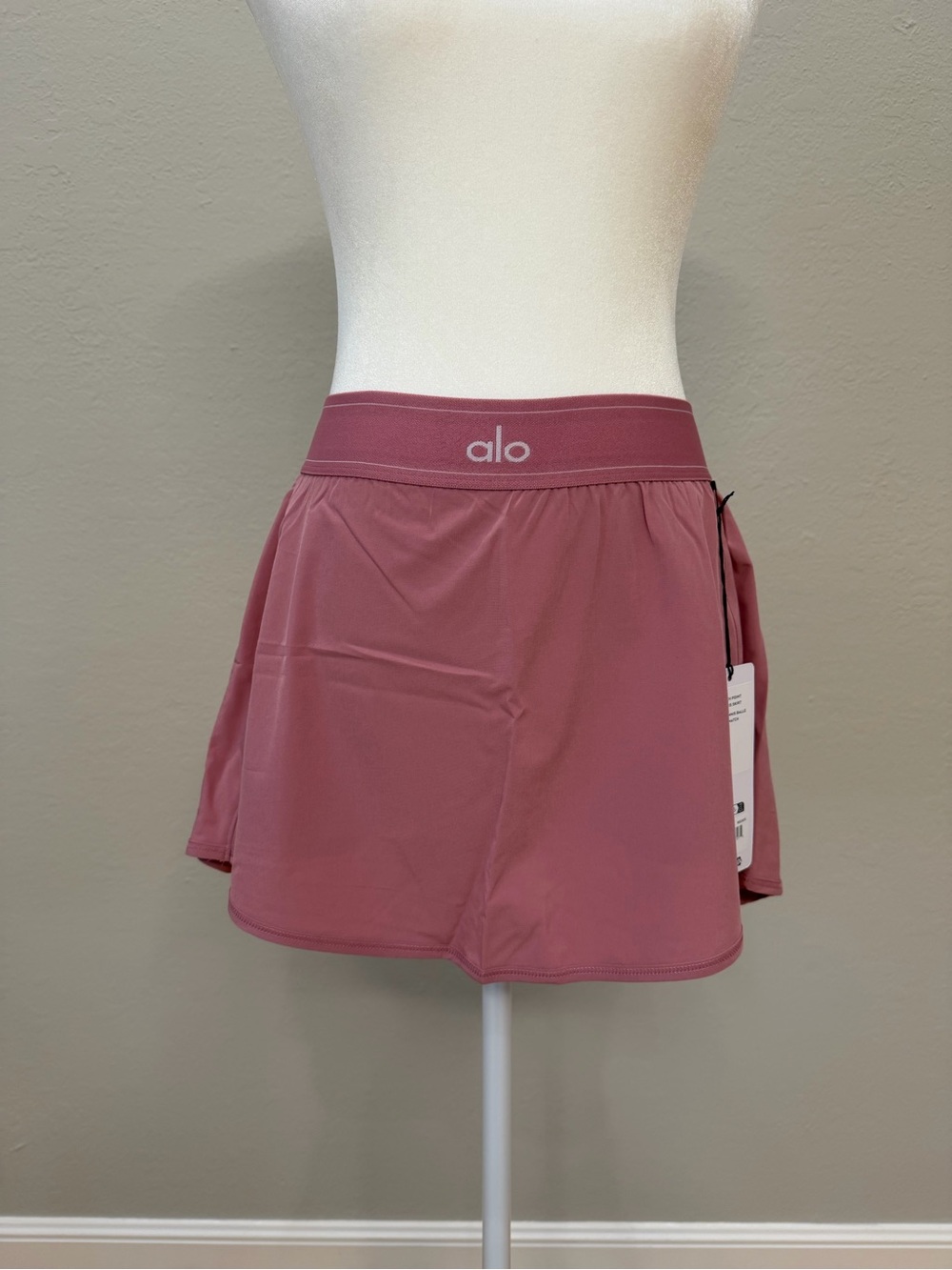Alo Yoga Match Point Tennis Skirt Pink Wild Rose M NWT Sold Out Discontinued
